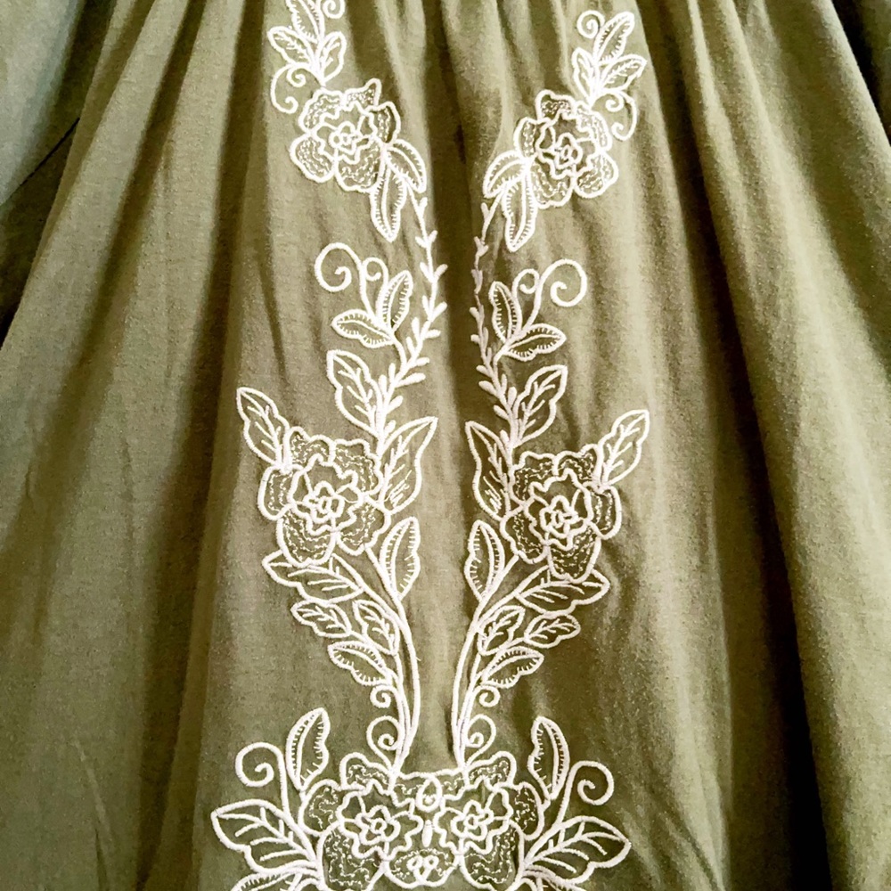 Olive green with cream colored embroidery, short sleeve. 100% cotton, Spotless